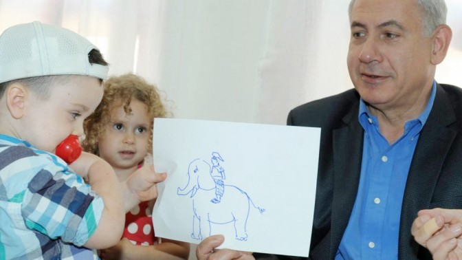 ראש הממשלה בנימין נתניהו מבקר בגן ילדים ברחובות, אתמול (צילום: עמוס בן-גרשום, לע"מ) ראש הממשלה בנימין נתניהו מבקר בגן ילדים ברחובות, אתמול (צילום: עמוס בן-גרשום, לע"מ)