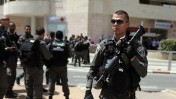 כוחות ביטחון מחוץ לסניף בנק הפועלים בבאר שעבר, 20.5.13 (צילום: דוד בוימוביץ')
