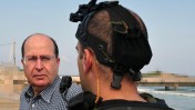 שר הביטחון, משה (בוגי) יעלון, מביט בלוחם קומנדו צה"לי על רקע מתקן צבאי סודי (צילום: אריאל חרמוני, משרד הביטחון)