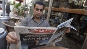 תמו הימים? אדם מעיין ב"מעריב" בבית-קפה בירושלים, 5.11.2008 (צילום: אורי לנץ)