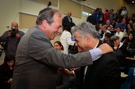 נשיא הקרן-לידידות, הרב יחיאל אקשטיין, עם השר לשעבר יאיר לפיד (צילום: אדי ישראל)